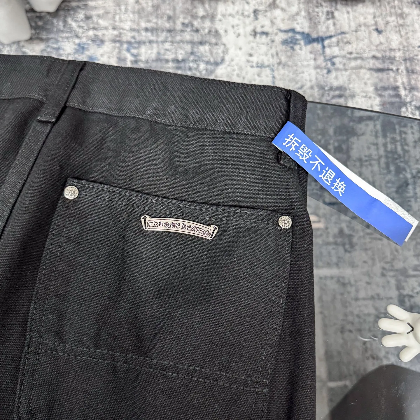 P280 Chrome hearts washed jeans with black logging and white leather elements. Really restore the ultimate texture of Vintage. Three-dimensional version. Loose and comfortable, not picky on the figure. Makes taller and slimmer. Factory precision. Original factory quality control. Same style for men and women. Can be matched with couples. Versatile recommendation. Must-have jeans for all seasons. Fashionistas have been disappointed. From the quality selection of fabrics, the tailoring of details, and the matching of patterns, they are all impeccable! The upper body is so handsome when worn...it can be easily worn by men, women and children! The craftsmanship is made of heavy-duty washed pure cotton denim fabric. After washing, it is soft and thick and looks very stylish when worn. Color: black Size: 28 30 32 34 36